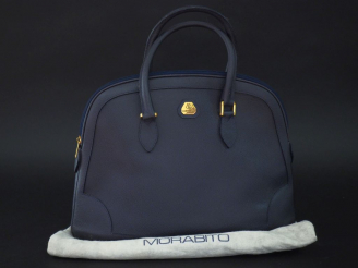 Vente aux enchères MORABITO, Paris Sac à main en cuir grainé bleu marine.  Deux anses.  G
