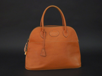 Vente aux enchères POURCHET, Paris Sac à main en cuir marron.  Ouverture à zip, bandouliè