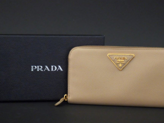Vente aux enchères PRADA,  Portefeuille en cuir crème.  Fermeture à zip.  Poches intérieu