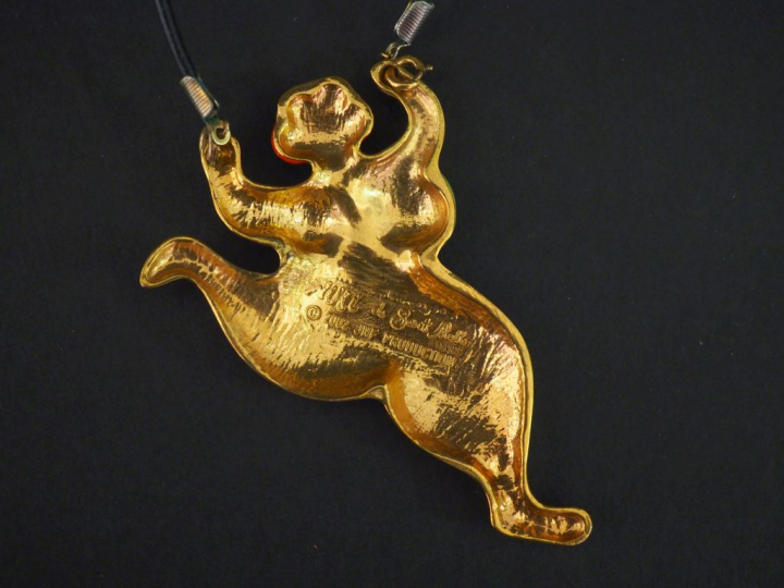 NIKI DE SAINT PHALLE,  Pendentif "Nana" en métal doré et émail polychr