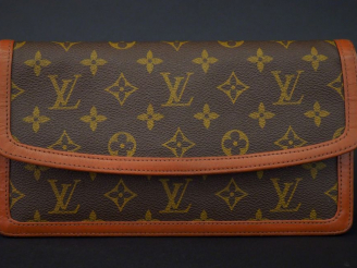Vente aux enchères Louis VUITTON,  Pochette en toile monogrammée.  Fermeture à rabat et p