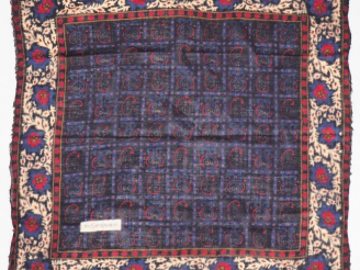 Vente aux enchères YVES SAINT LAURENT,  - un foulard probablement en soie, à décor de tri