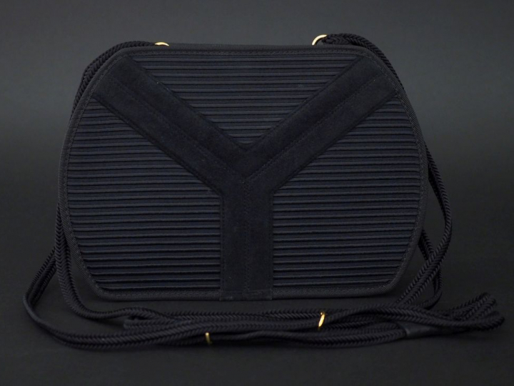 YVES SAINT LAURENT, Paris Petit sac du soir en tissu et velours noir, 