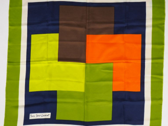 Vente aux enchères YVES SAINT LAURENT, Foulard probablement en soie polychrome, à décor g