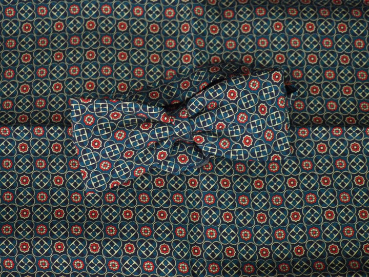 Un nœud papillon et un foulard de poche en soie polychrome, à décor de