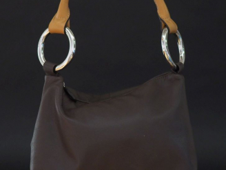 Vente aux enchères SEQUOIA,  Sac à main en cuir marron. Fermeture à zip.  Poche intérieur