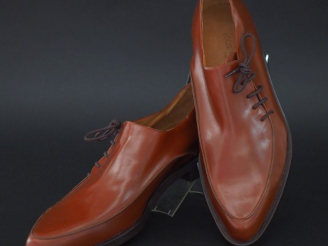 Vente aux enchères Louis VUITTON,  Paire de chaussures à lacet latéral d'homme en cuir ma