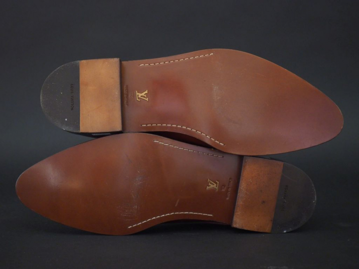 Louis VUITTON,  Paire de chaussures à lacet latéral d'homme en cuir ma