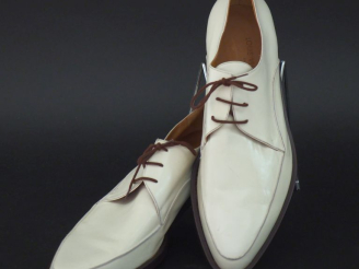 Vente aux enchères Louis VUITTON,  Paire de chaussures à lacets d'homme en cuir blanc.  T