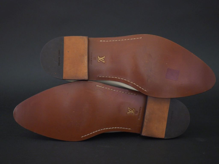 Louis VUITTON,  Paire de chaussures à lacets d'homme en cuir blanc.  T
