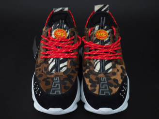 Vente aux enchères VERSACE,  Paire de sneakers, modèle "Chain Reaction".  T. 44 Signées. 