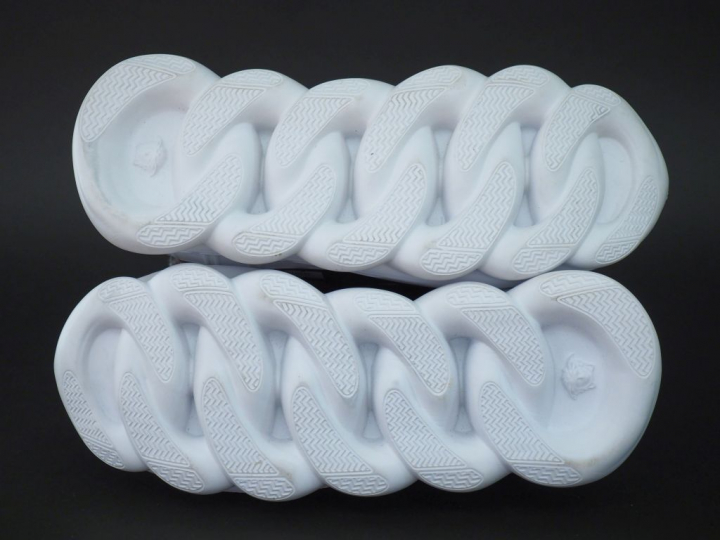 VERSACE,  Paire de sneakers, modèle "Chain Reaction".  T. 44 Signées. 