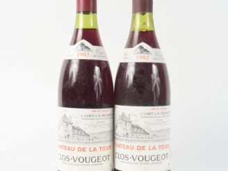 Vente aux enchères 2 BOUTEILLES CLOS VOUGEOT GC CHÂTEAU DE LA TOUR - 1982