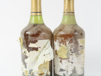Vente aux enchères 2 BOUTEILLES VIN JAUNE HENRI MAIRE - 1973 - ETA/1 PRÉSUMÉE