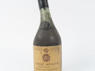 Vente aux enchères 1 VIEILLE BOUTEILLE GRANDE FINE CHAMPAGNE 'RÉSERVE' COGNAC NAPOLÉON BO