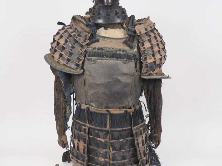 Partie d’armure de guerrier/samourai japonais en fer, acier et lacets 
