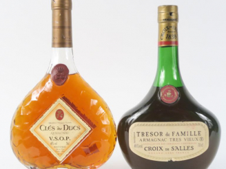 Vente aux enchères 2 BOUTEILLES ARMAGNAC : 1 CROIX DE SALLES 'TRESOR DE FAMILLE' - 1 CLES