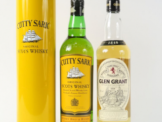 Vente aux enchères 2 BOUTEILLES WHISKY : 1 CUTTY SHARK COFFRET - 1 GLEN GRANT