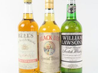 Vente aux enchères 3 BOUTEILLES WHISKY : 1 WILLIAM LAWSON'S - 1 BLACK DEE - 1 BELL'S