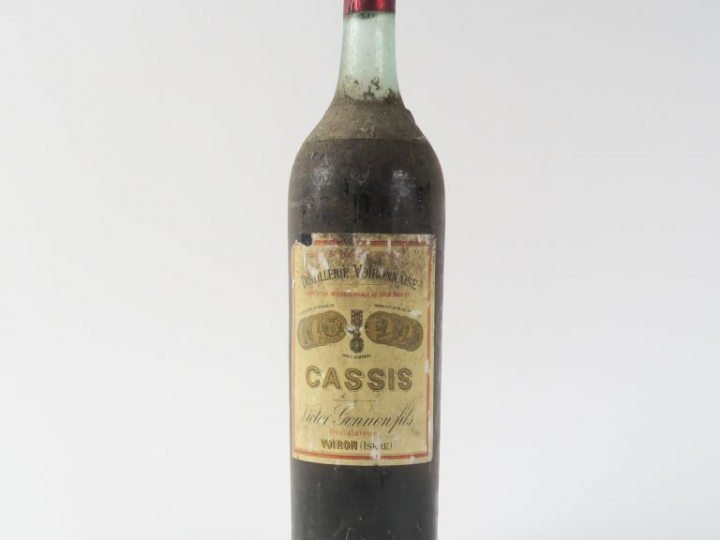 1 VIEILLE BOUTEILLE CASSIS DISTILLERIE VOIRONNAISE - CAPS AB/BS