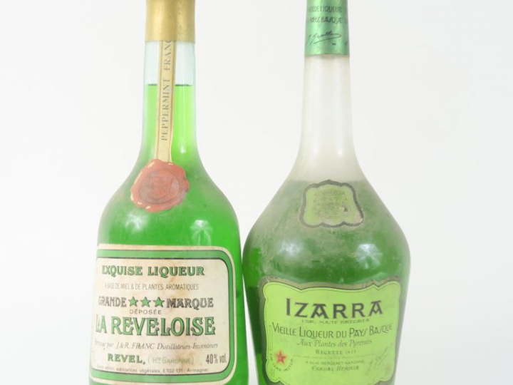 2 VIEILLES BOUTEILLES : 1 EXQUISE LIQUEUR LA REVELOISE 40° - 1 IZARRA 