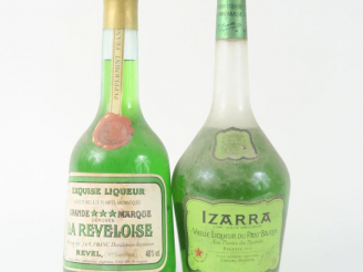 Vente aux enchères 2 VIEILLES BOUTEILLES : 1 EXQUISE LIQUEUR LA REVELOISE 40° - 1 IZARRA 