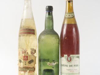 Vente aux enchères 3 VIEILLES BOUTEILLES : 1 CREME DE FINE FRANC   FILS - 1 ACEITE DE ANI