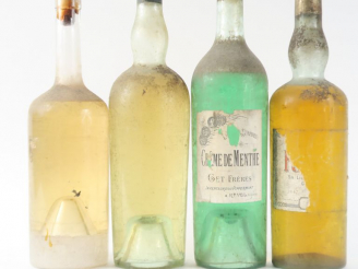 Vente aux enchères 4 VIEILLES BOUTEILLES : 1 CREME DE MENTHE GET FRERES CAPS AB/BS - 1 LI