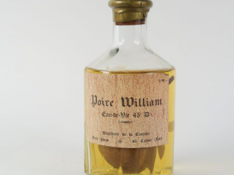 Vente aux enchères 1 BOUTEILLE EAU DE VIE DE POIRE WILLIAM DISTILLERIE DE LA CASCADE 45°