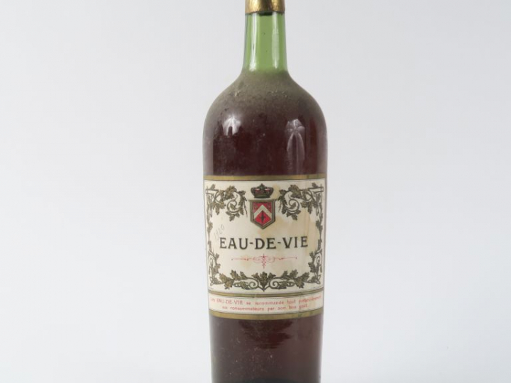1 TRÈS VIEILLE BOUTEILLE EAU DE VIE - 1920 - MILLÉSIME MANUSCRIT/CAPS 