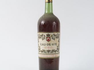 Vente aux enchères 1 TRÈS VIEILLE BOUTEILLE EAU DE VIE - 1920 - MILLÉSIME MANUSCRIT/CAPS 
