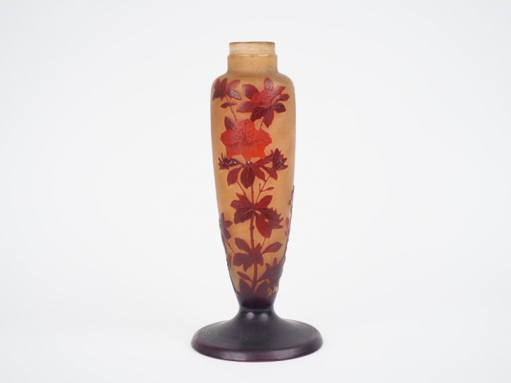 GALLE.  Vase en verre à décor gravé en camée et à l'acide de fleurs ro