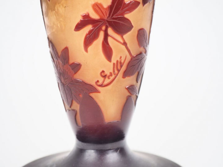 GALLE.  Vase en verre à décor gravé en camée et à l'acide de fleurs ro