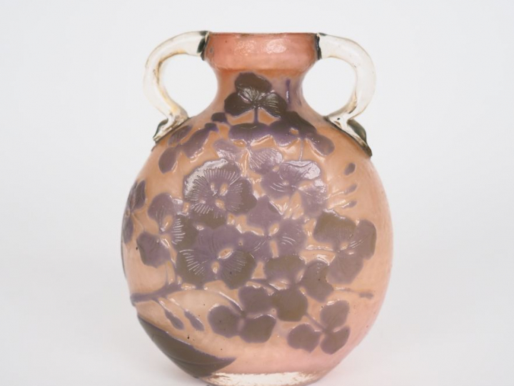 GALLE.  Vase en verre à décor gravé en camée et à l'acide d'hortensias