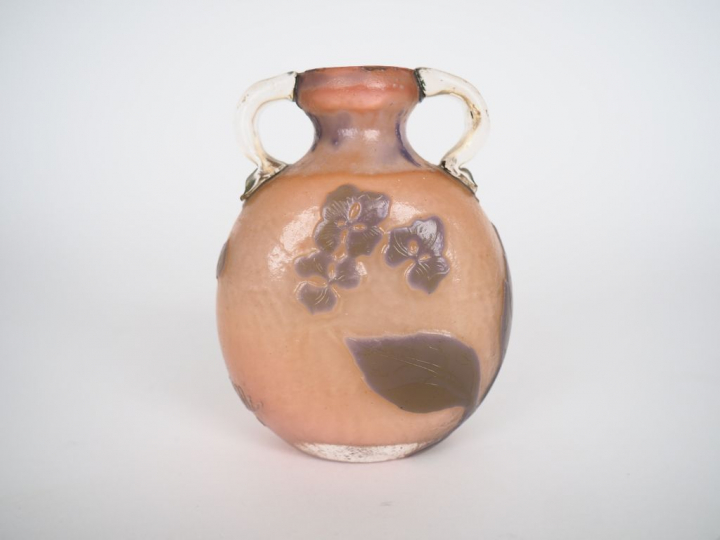 GALLE.  Vase en verre à décor gravé en camée et à l'acide d'hortensias