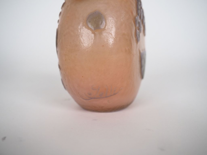 GALLE.  Vase en verre à décor gravé en camée et à l'acide d'hortensias