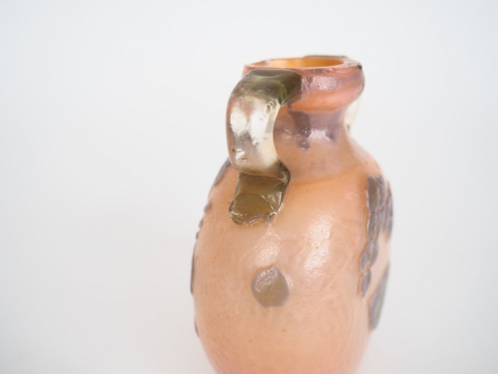 GALLE.  Vase en verre à décor gravé en camée et à l'acide d'hortensias