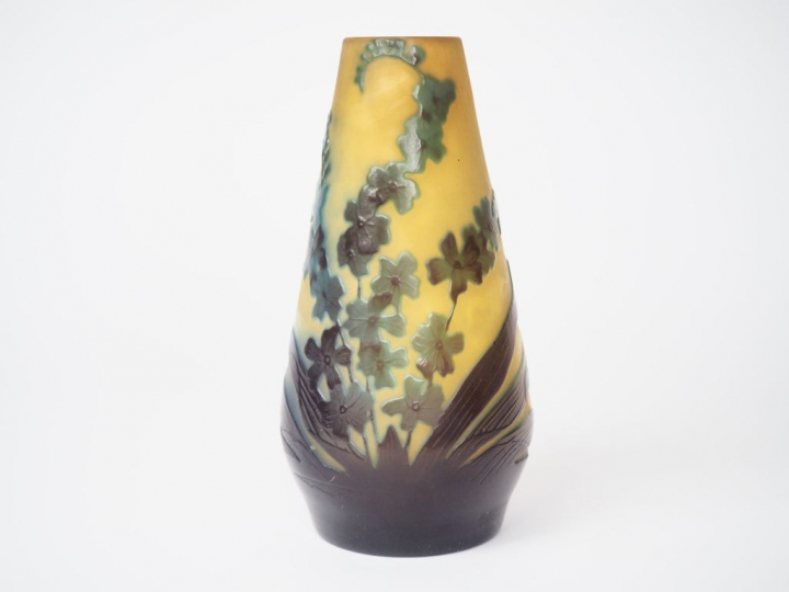 GALLE.  Vase ovoide en verre à décor gravé en camée et à l'acide de fl