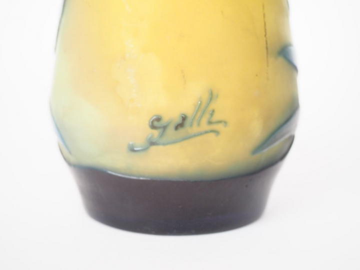 GALLE.  Vase ovoide en verre à décor gravé en camée et à l'acide de fl