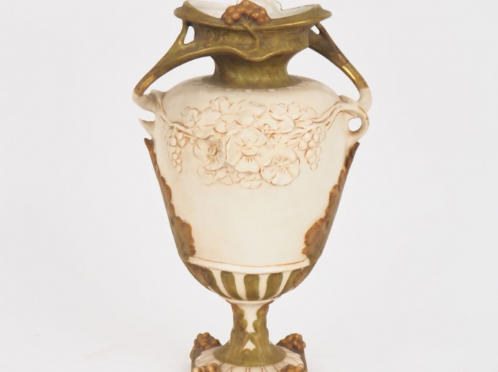 ROYAL DUX.  Vase Art Nouveau en biscuit polychrome à décor de fleurs, 