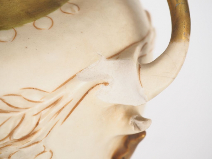 ROYAL DUX.  Vase Art Nouveau en biscuit polychrome à décor de fleurs, 