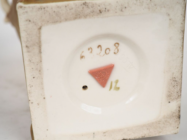 ROYAL DUX.  Vase Art Nouveau en biscuit polychrome à décor de fleurs, 