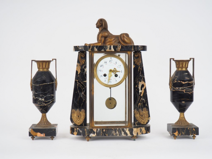 Garniture de cheminée Art Déco de style égyptien en marbre portor et b