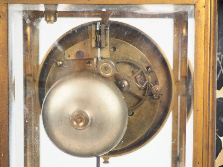 Garniture de cheminée Art Déco de style égyptien en marbre portor et b