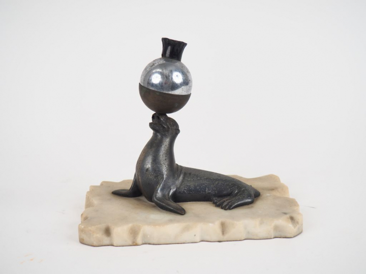 Porte plume en métal et albâtre "otarie jouant" Signé.  H. 17 cm  (pet