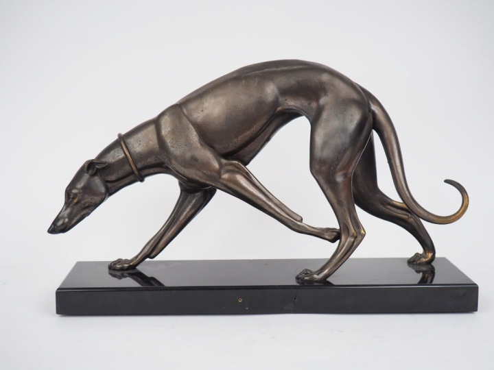 Sujet Art Déco en régule patiné et marbre noir "le lévrier". Dim. 32,5