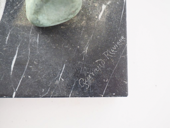 GUIRAUD-RIVIERE.  "La force". Sculpture en bronze à patine verte sur u