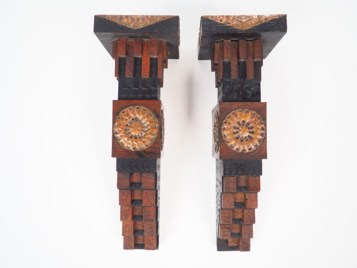 Carlo BUGATTI.  Paire de sellettes d'appliques en noyer, bois teinté e