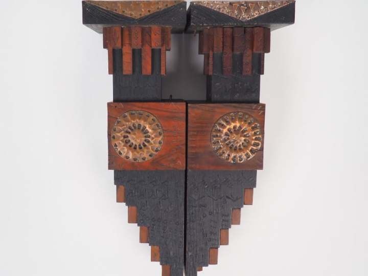 Carlo BUGATTI.  Paire de sellettes d'appliques en noyer, bois teinté e