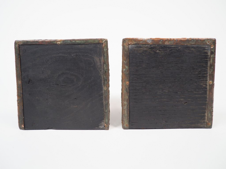 Carlo BUGATTI.  Paire de sellettes d'appliques en noyer, bois teinté e